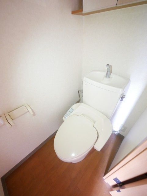トイレ　★トイレの上部にもちょっとした収納スペースがございます★