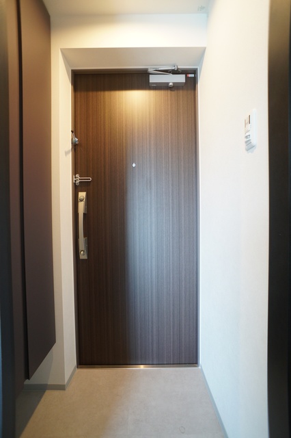 玄関　参考写真（同建物反転タイプ別部屋のものです）