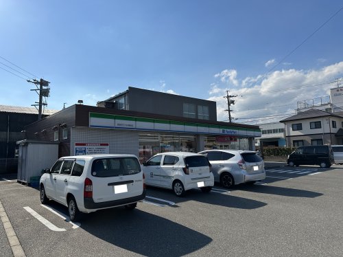 コンビニ　ファミリーマート　四日市三ツ谷東町店（コンビニ）まで2168m