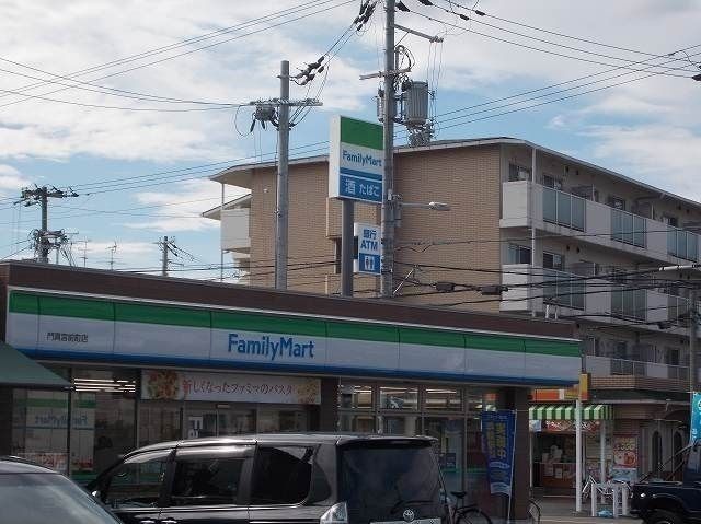 コンビニ　ファミリーマート様（コンビニ）まで300m