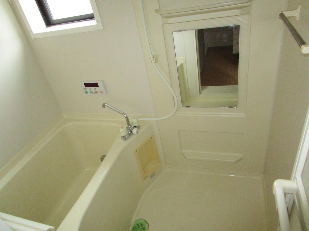 バス・シャワールーム　窓があるので、換気・採光に良い追い焚き機能付きです♪