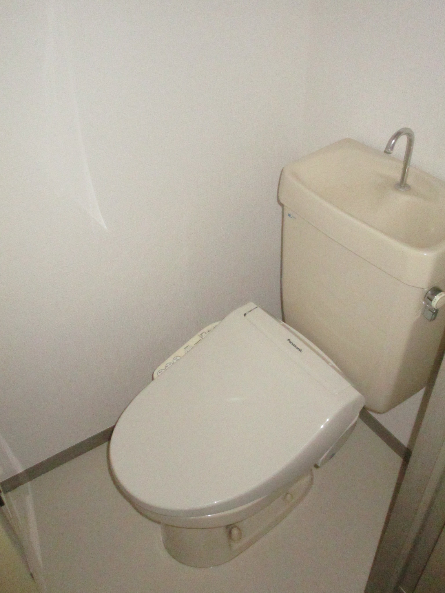 トイレ　温水洗浄暖房便座