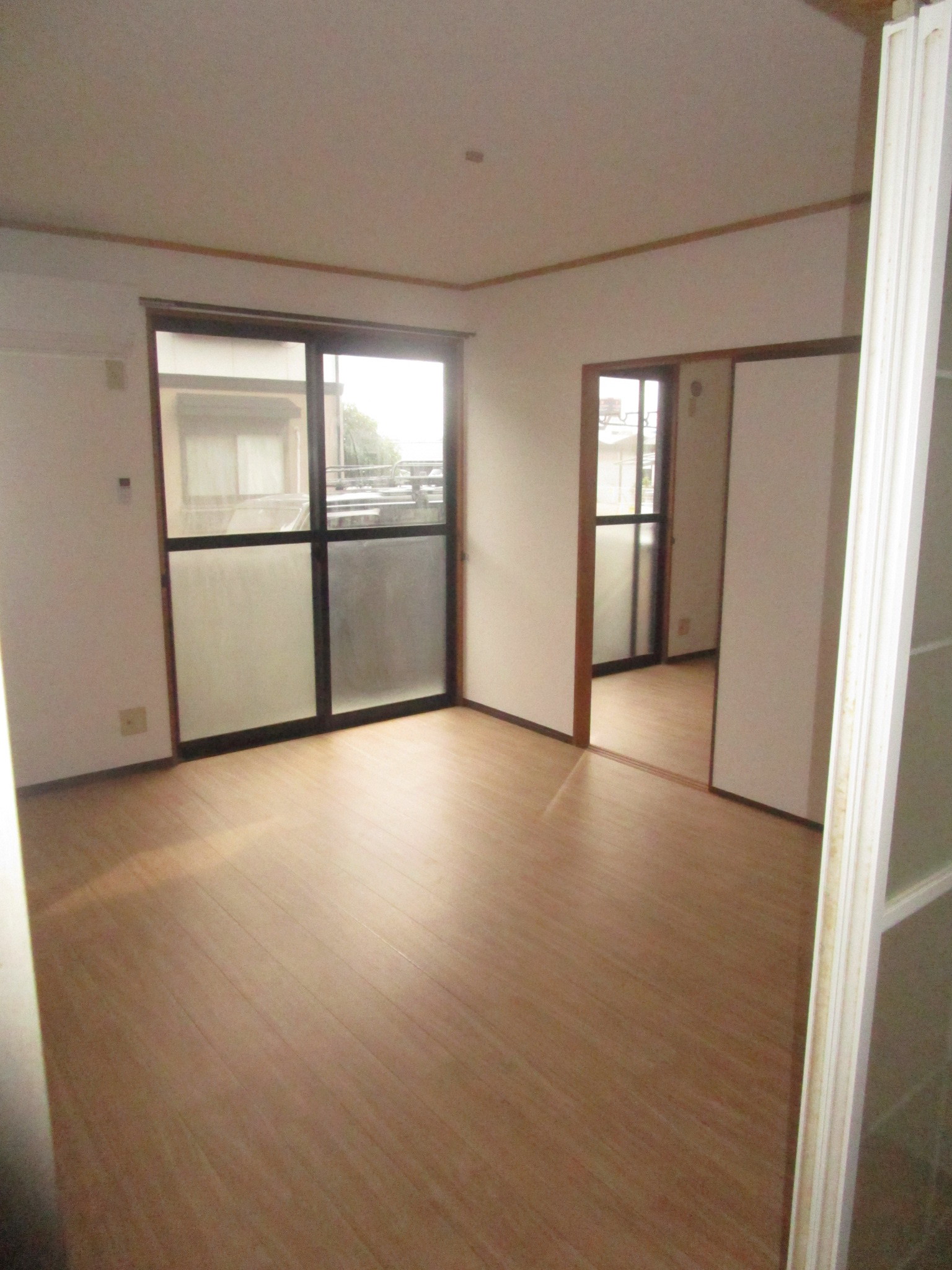 居室・リビング　日当たりのよいベランダに面した６帖洋室はエアコンがあります！