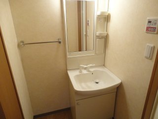 洗面設備　洗面室にはシャワードレッサー付。