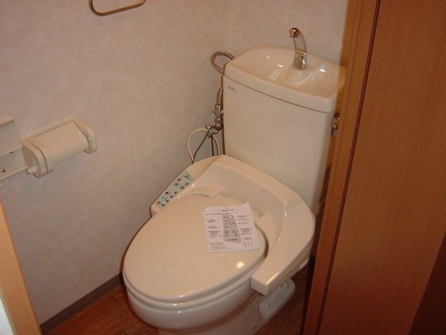 トイレ　ウォシュレットトイレ付き。