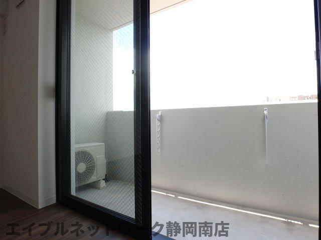 バルコニー　暖かな日差しのふりそそぐバルコニー