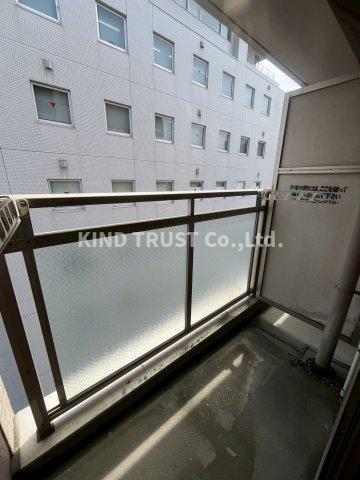 バルコニー　暖かな日差しのふりそそぐバルコニー