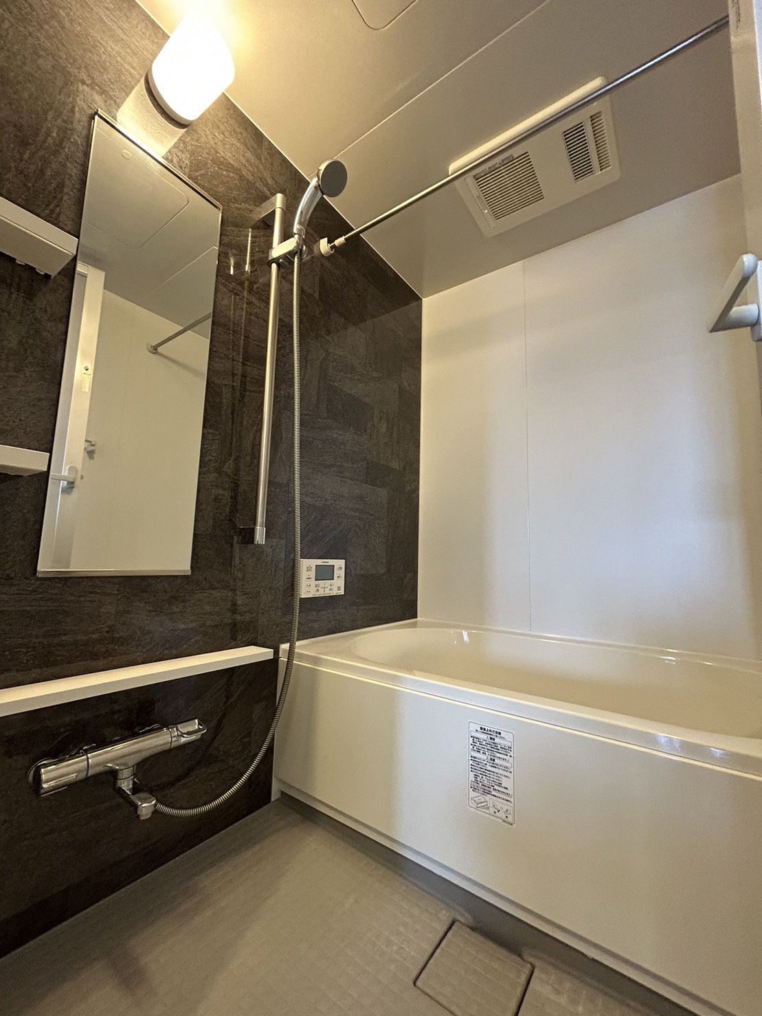 バス・シャワールーム　浴槽は足を延ばせるサイズ！