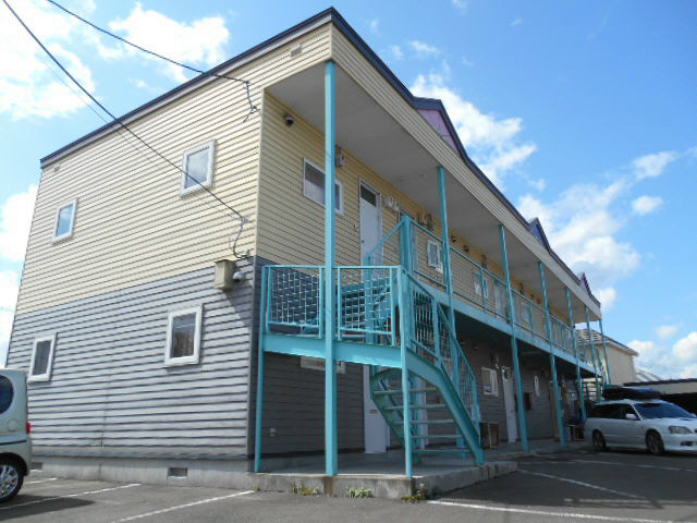 札幌市清田区里塚二条のアパートの建物外観