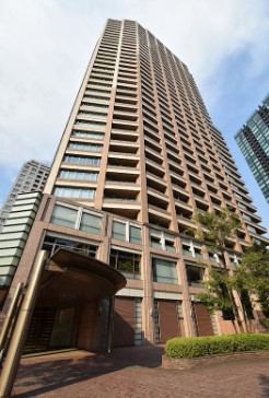 港区三田のマンションの建物外観