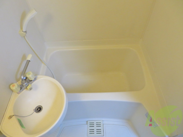 バス・シャワールーム　お風呂はこちらです。ゆったりできそうですね。
