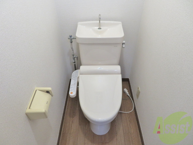 トイレ　トイレはこちらです。十分な広さがございますね