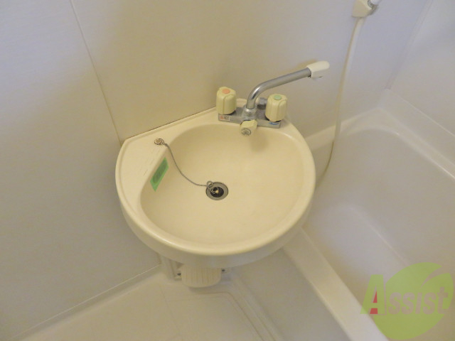 洗面設備　洗面台はこちらです、浴室の中に設置されております。