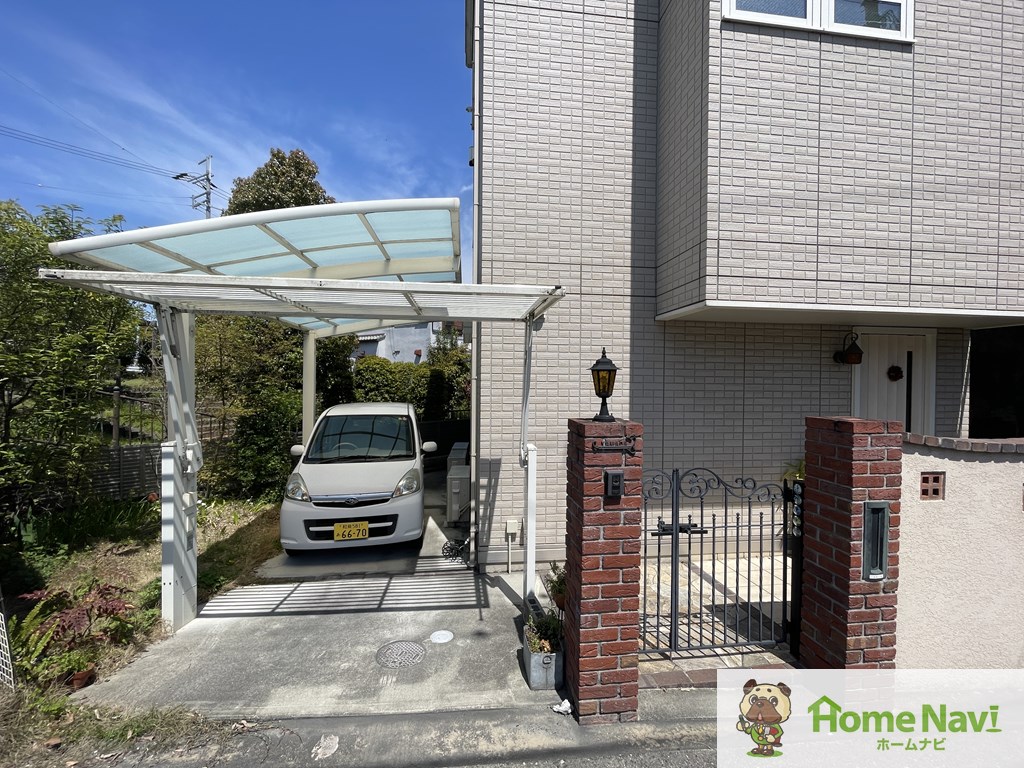駐車場　駐車場1台付き。　大きい車は現地のサイズ確認が必要です。