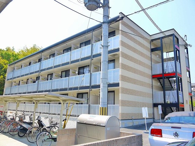 奈良市学園中のマンションの建物外観