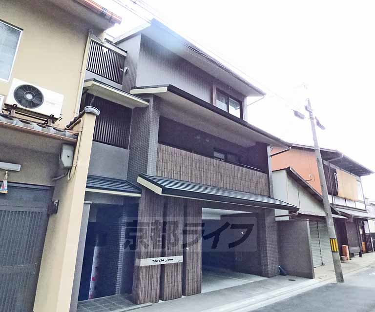 京都市上京区小川町のマンションの建物外観
