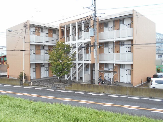 川崎市高津区宇奈根のマンションの建物外観