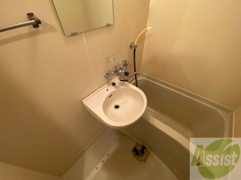 バス・シャワールーム　バスルームは狭すぎず、シャワーも浴びやすそうです。