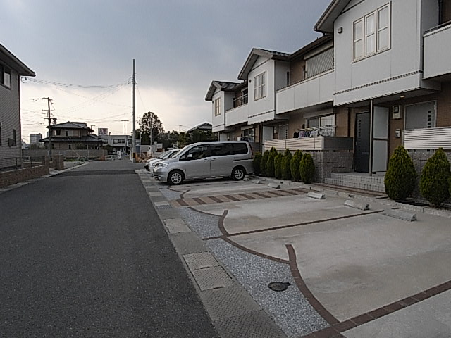 【シャーメゾン阿保の駐車場】