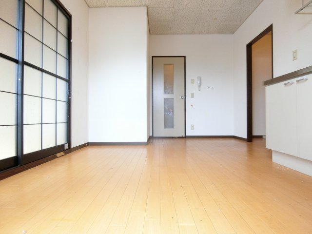 居室・リビング　同物件別部屋