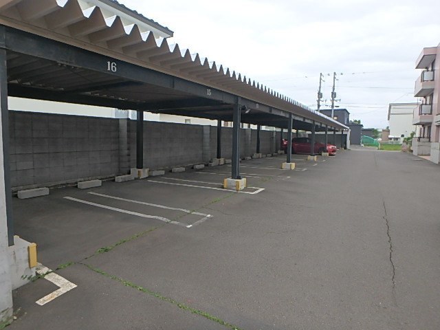 【苫小牧市ときわ町のマンションの駐車場】