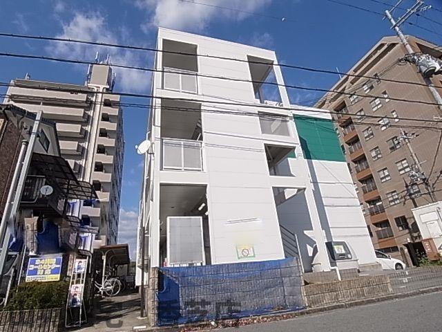 【香芝市下田西のマンションの建物外観】