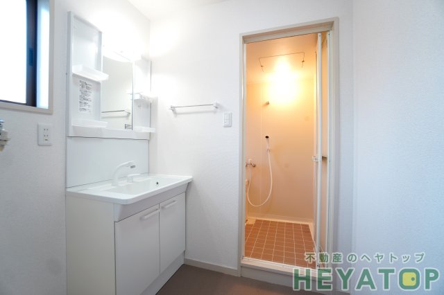 洗面設備　忙しい朝の身支度に便利なシャワー付き洗面化粧台