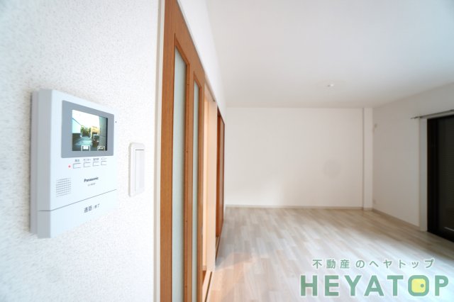 セキュリティ　不意の訪問もモニター付きドアホンで安心確認