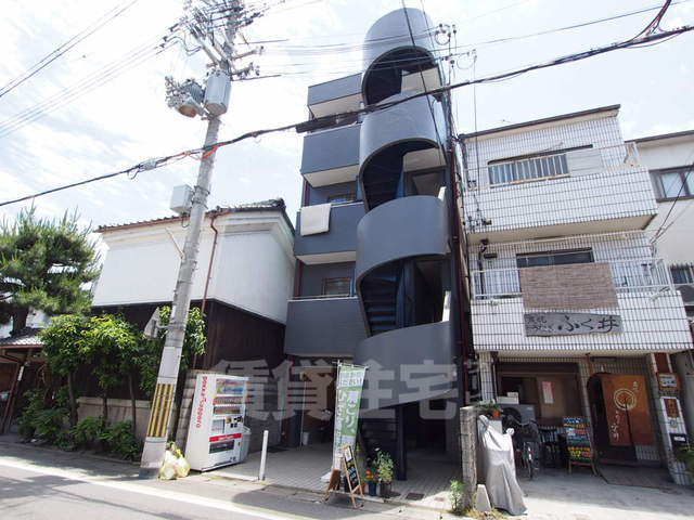 京都市右京区西京極火打畑町のマンションの建物外観