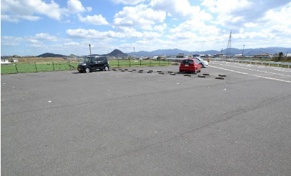 【木田郡三木町大字池戸のマンションの駐車場】