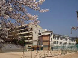 【神戸市兵庫区東山町のマンションの中学校】