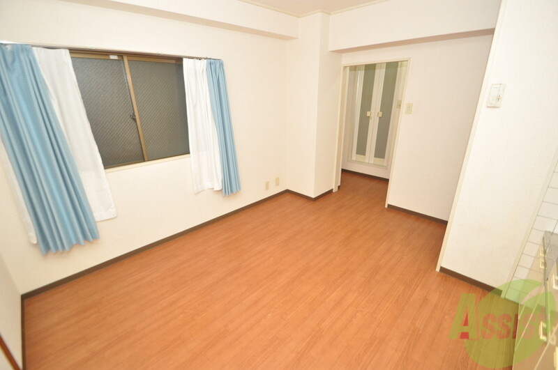 居室・リビング　広めのリビングはゆったりくつろげる癒しの空間です。