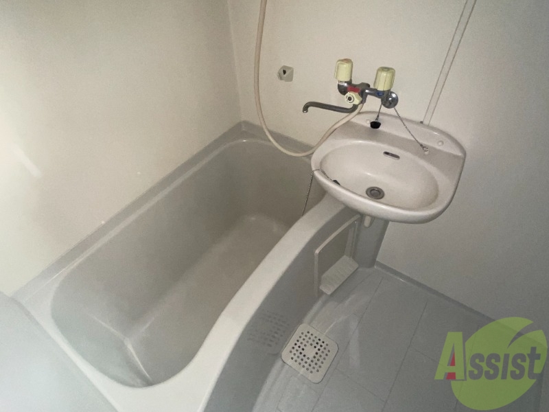 バス・シャワールーム　広々とした浴槽スペースでストレスなく利用出来そうですね。