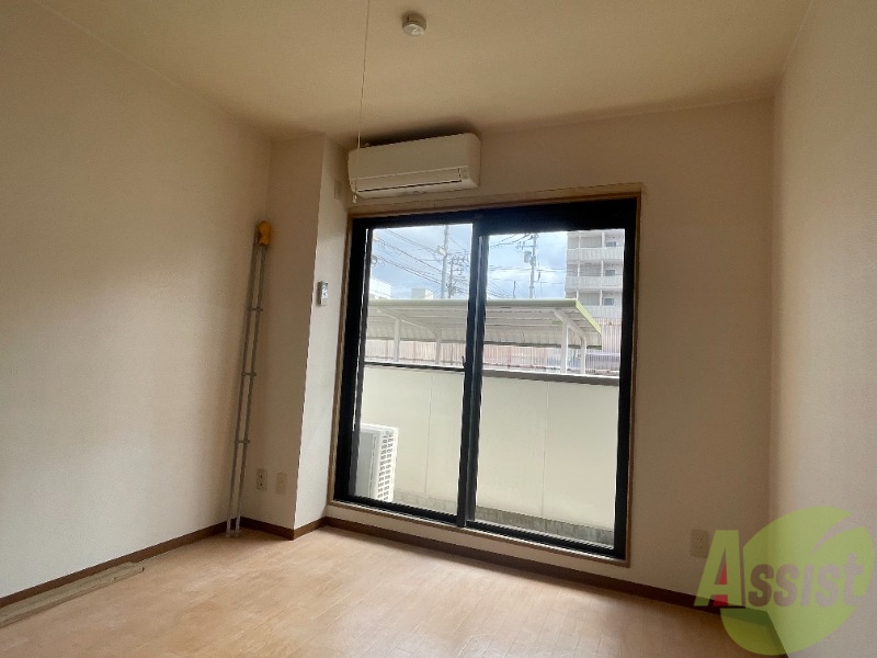 その他部屋・スペース　収納スペースもあり、広々とした寝室スペースだと思います。