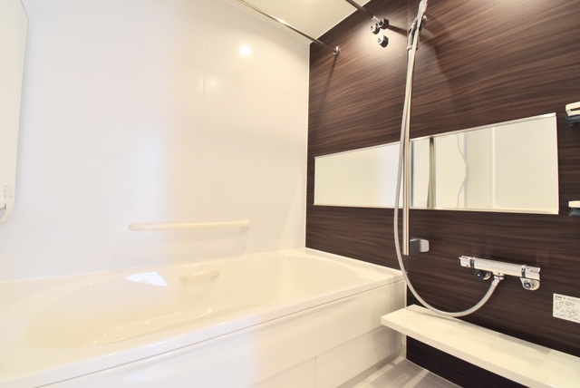 バス・シャワールーム　手すりや滑りにくい床材など、高齢者の暮らしに寄り添った浴室。