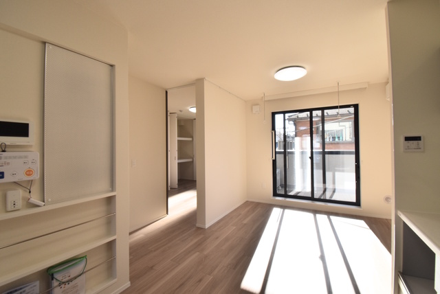 居室・リビング　広いリビングはゆったりくつろげる憩いの空間♪