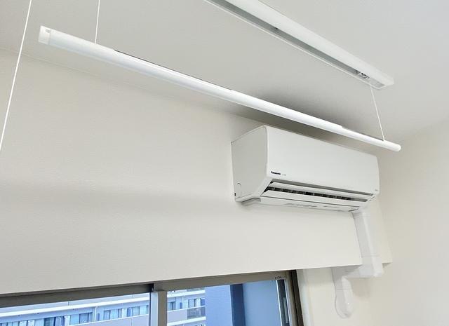 その他部屋・スペース　室内物干しとエアコン