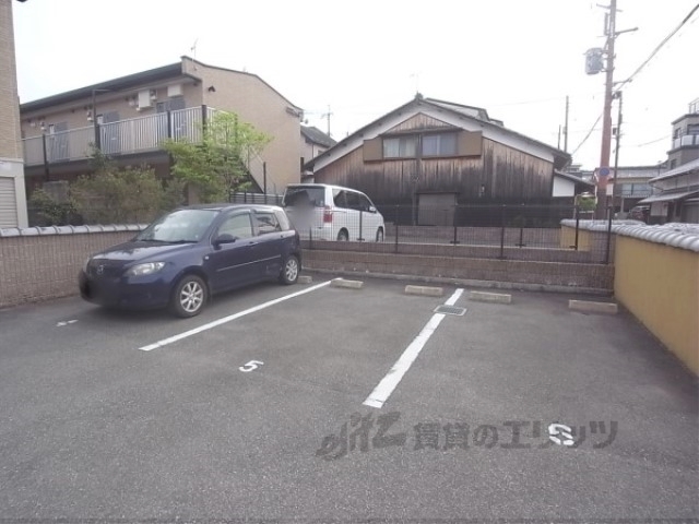 【亀岡市呉服町のマンションの駐車場】