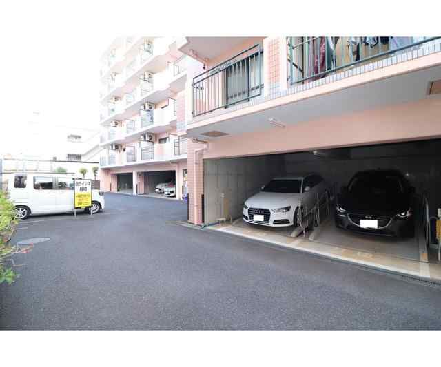 【チェリーコート岡野の駐車場】