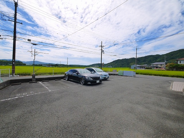 【木津川市加茂町大野のアパートの駐車場】