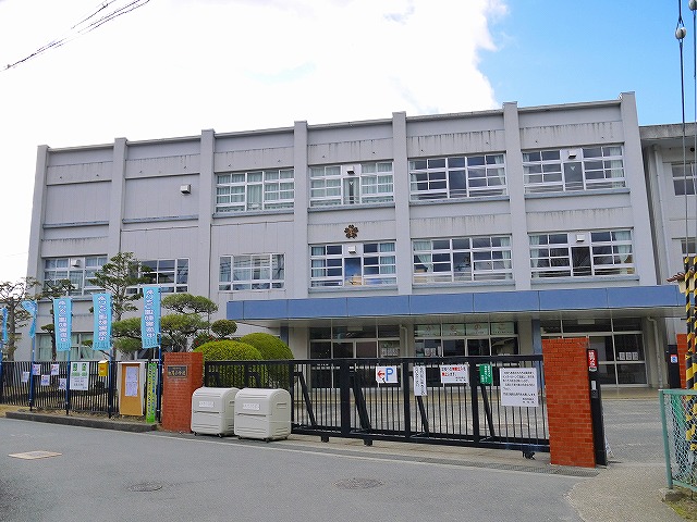 【木津川市加茂町大野のアパートの小学校】