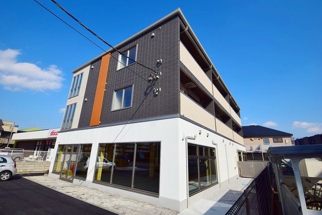 府中市本宿町のマンションの建物外観