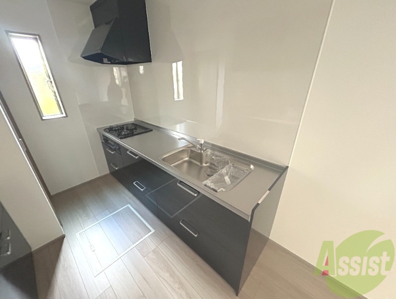 キッチン　システムキッチンで３口コンロにグリル付き。