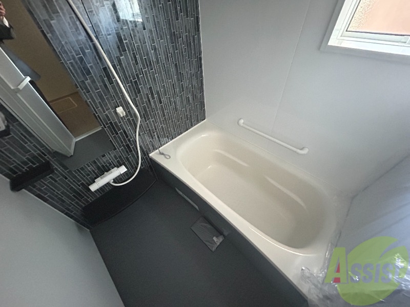 バス・シャワールーム　浴室は広々としており、足をのばしてお風呂に浸かれそうです。