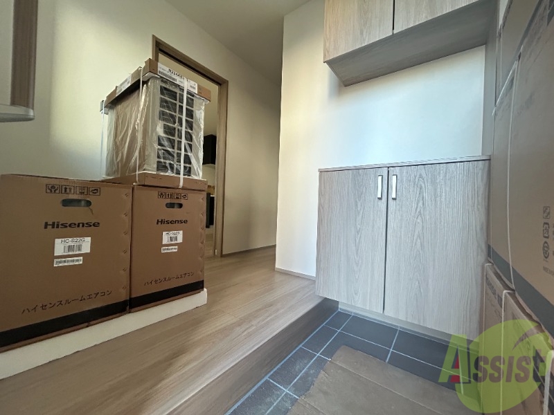 玄関　玄関からの様子になります。明るい印象です。