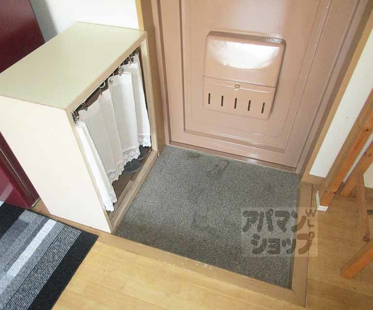 玄関　３０２号室の写真です。