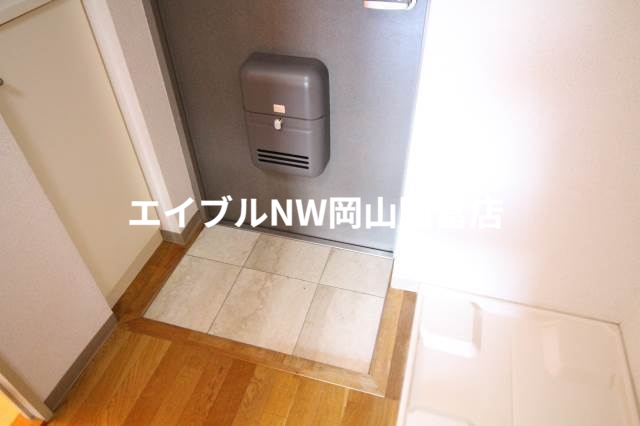 玄関　別のお部屋の写真です。実際とは異なります。