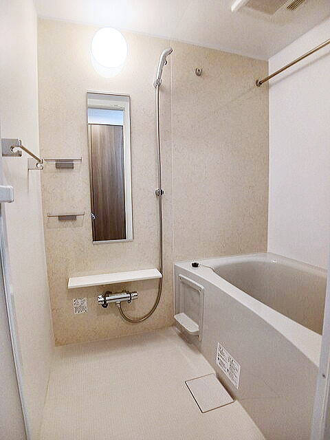 バス・シャワールーム　追い焚き・浴室乾燥機付きのお風呂です♪