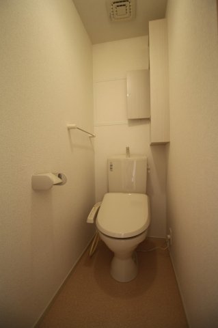 トイレ　扉が付いている棚は使い勝手がいいです