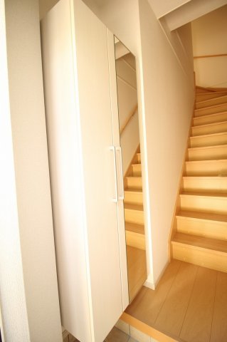 玄関　靴箱に全身鏡が付いているのでお出かけの際に身だしなみチェック